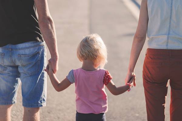 Quelle: pixabay.com/ Pexels, https://pixabay.com/de/photos/zuneigung-strand-eltern-kinder-1866868/, Freie kommerzielle Nutzung Kein Bildnachweis nötig Eltern und Tochter gehen Hand in Hand