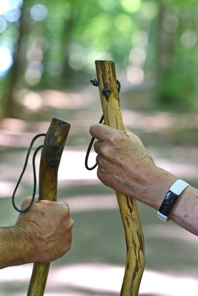 Quelle: Tobias Frick / fundus-medien.de, Fundus, redaktionell frei verwendbar, 7942 Das Foto zeigt die Hände zweier Pilger, die symbolisch ihre Pilgerstöcke in die Kamera halten.