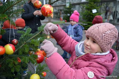 Kindergarten: Tannenbaum schmücken