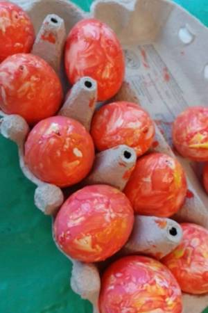 Viele bunte Eier für den Osterbrunnen