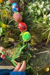 Kindergarten - Schmücken des Osterbrunnens