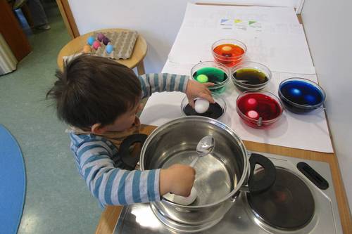 Ostereierfärben im Kinderhaus