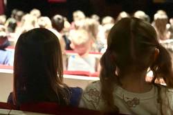 Kindergarten - Theaterbesuch: gespannte Aufmerksamkeit
