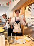 Samuel Schatz beim Crèpe-backen