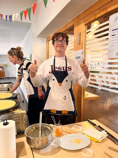 Quelle: Pia Brauch Samuel Schatz beim Crèpe-backen