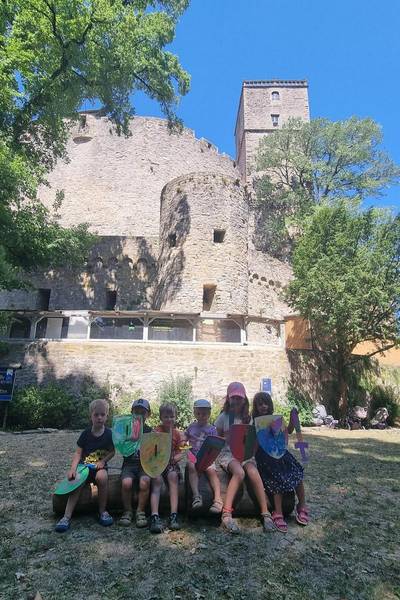 Familienfreizeit 2026, Kinder sitzen vor der Burg