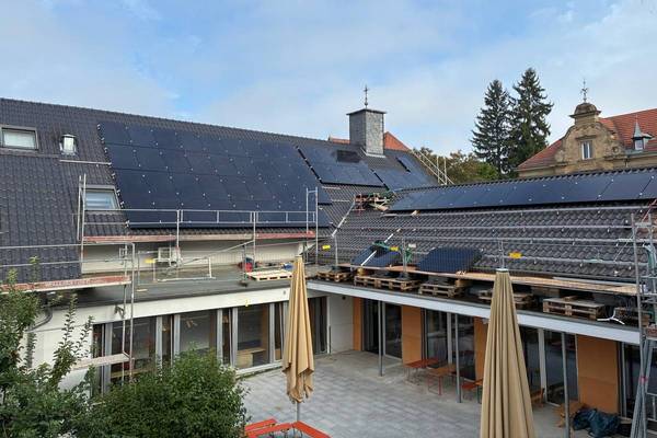 Photovoltaik-Anlage auf dem Gemeindehaus im Bau