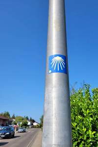 Pilgerzeichen an einem Laternenpfahl