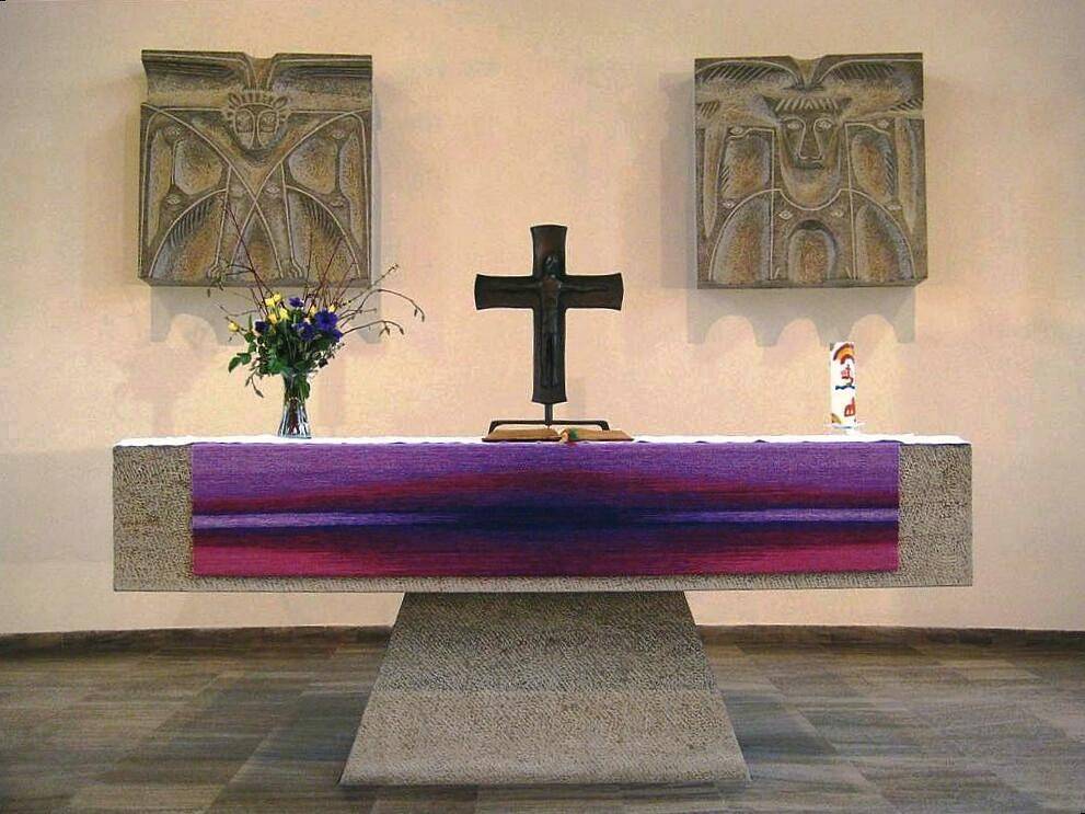 Quelle: Otfried Ischen Altar mit Kreuz in der Stadtkirche Sinsheim